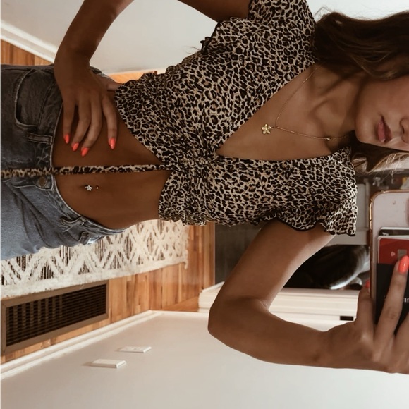 Leopard Print Ruffle Crop Top - Picture 2 of 3